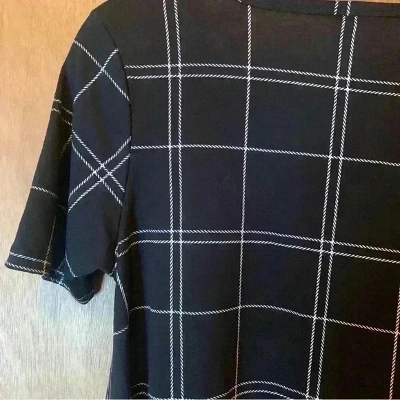 LuluaRoe Black Plaid Women Top Short Sleeve Casual Size Extra Small - Picture 16 of 16